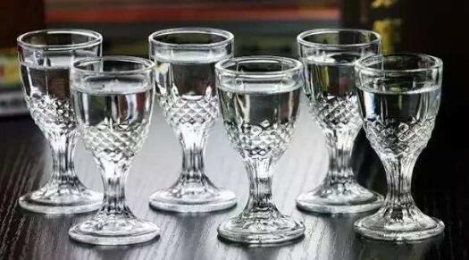 白酒為何不標(biāo)注保質(zhì)期？酒精飲料的獨(dú)特屬性解析